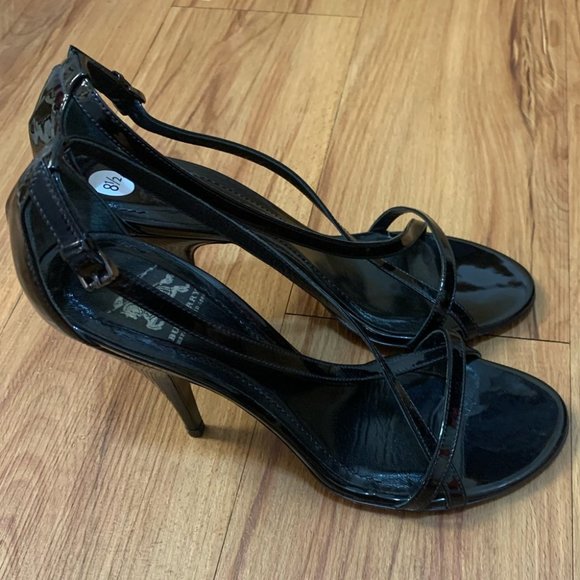 Burberry Black Classic Patent Leather Stiletto Heels - Picture 5 of 13